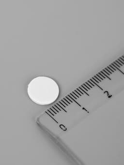 Клейкая лента двухсторонняя «Круглый белый» диаметр 1 см на листе 494 шт. 29.5×25 см