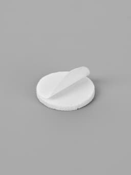 Клейкая лента двухсторонняя «Круглый белый» диаметр 1 см на листе 494 шт. 29.5×25 см