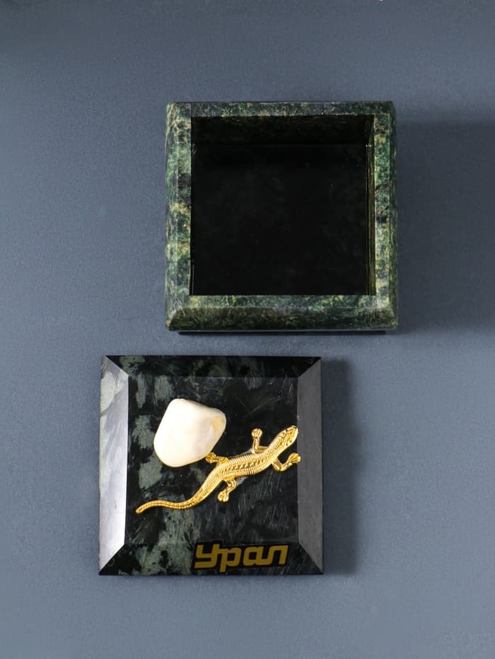 Шкатулка для украшений «Урал», змеевик, с декоративным камнем, 6.5×6.5×5.5 см