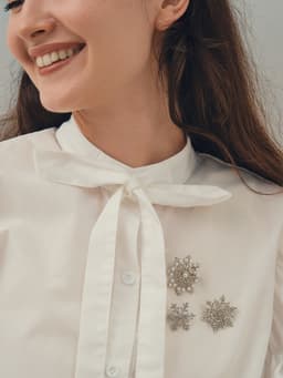 Брошь новогодняя «Снежинка», маленькая, радужная в серебре