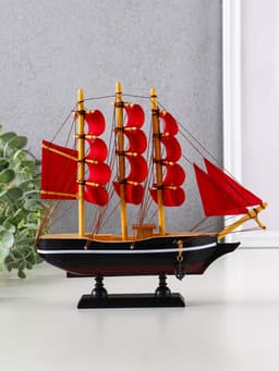 Сувенирная модель корабля «Восток», борта чёрные с белой полосой, паруса алые, 22×5×21 см, МИКС