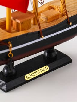 Сувенирная модель корабля «Восток», борта чёрные с белой полосой, паруса алые, 22×5×21 см, МИКС