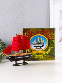 Сувенирная модель корабля «Восток», борта чёрные с белой полосой, паруса алые, 22×5×21 см, МИКС