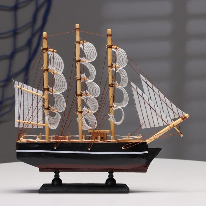 Сувенирная модель корабля «Илия», борта чёрные, паруса бежевые с полосами, 5.5×23.5×23.5 см