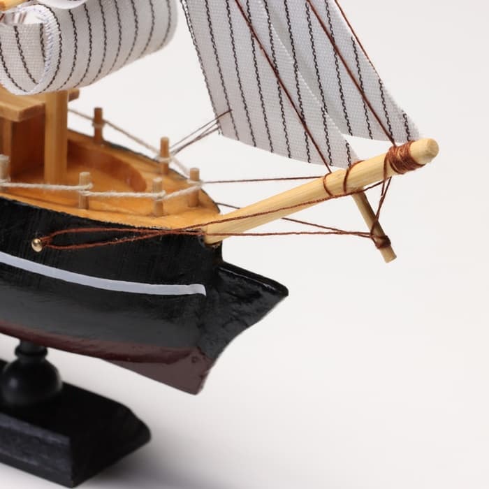 Сувенирная модель корабля «Илия», борта чёрные, паруса бежевые с полосами, 5.5×23.5×23.5 см