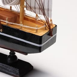 Сувенирная модель корабля «Илия», борта чёрные, паруса бежевые с полосами, 5.5×23.5×23.5 см