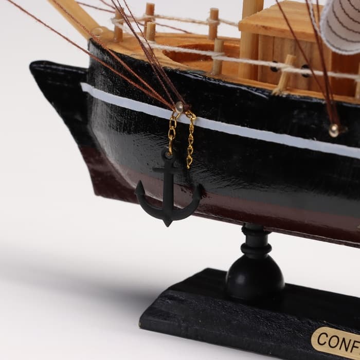 Сувенирная модель корабля «Илия», борта чёрные, паруса бежевые с полосами, 5.5×23.5×23.5 см