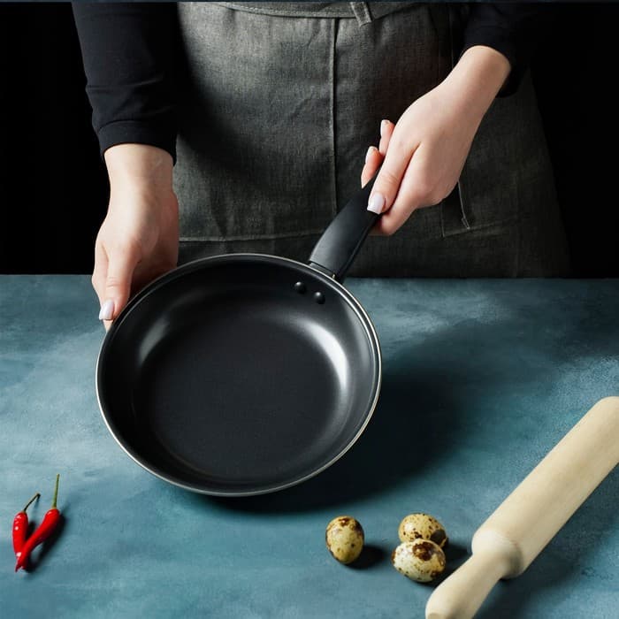 Сковорода «Жаклин», d=20 см, h=4 см, толщина 0.65 мм, пластиковая ручка, антипригарное покрытие, углеродистая сталь, чёрная