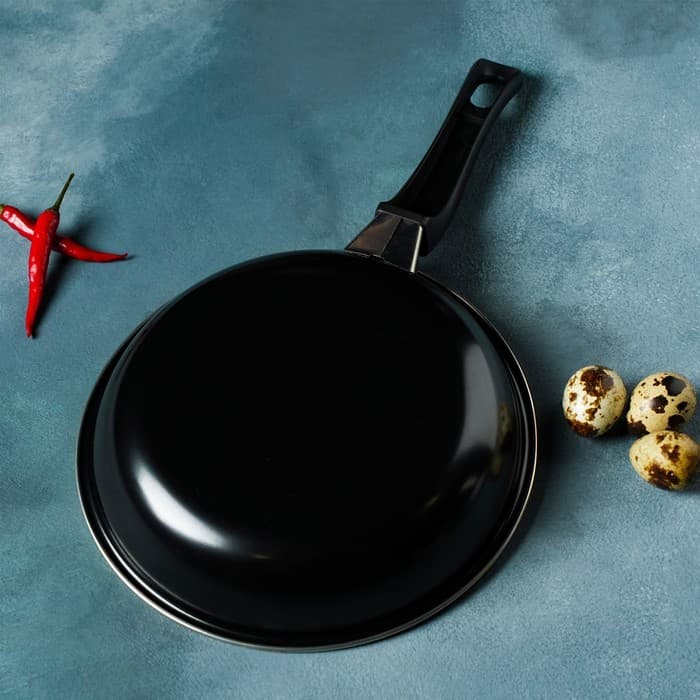 Сковорода «Жаклин», d=20 см, h=4 см, толщина 0.65 мм, пластиковая ручка, антипригарное покрытие, углеродистая сталь, чёрная