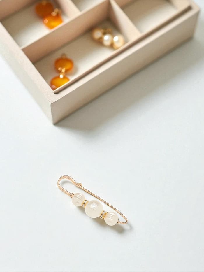 Булавка «Зефир», 7 см, белая в золоте