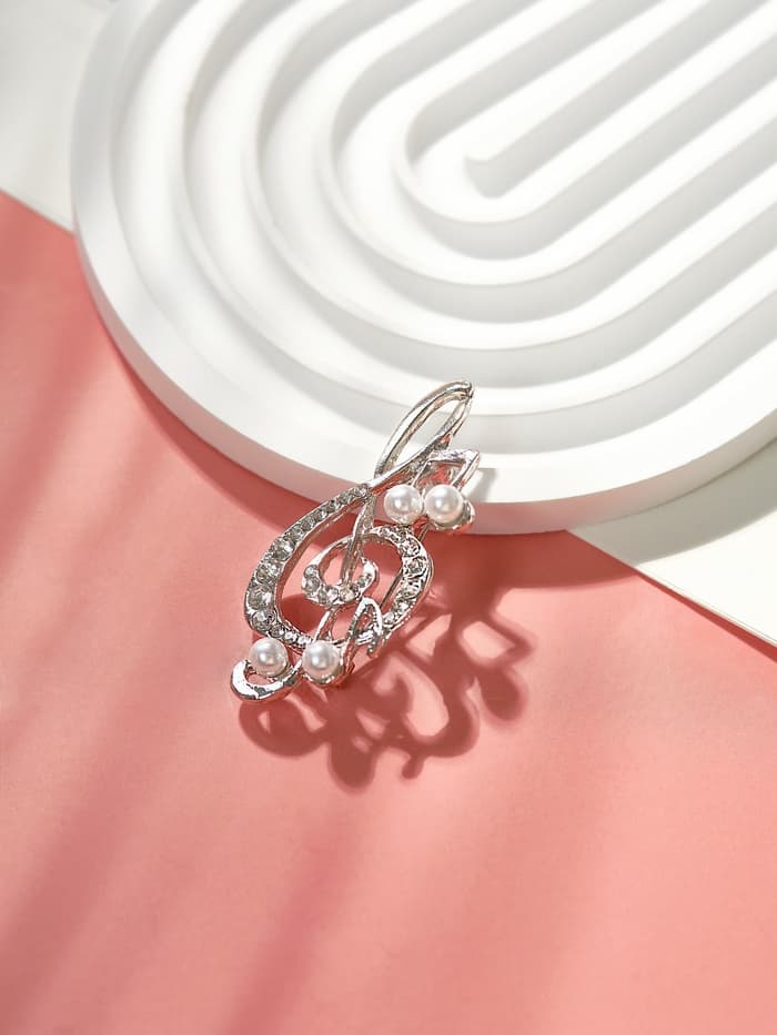Брошь «Скрипичный ключ с жемчужными нотками», белая в серебре