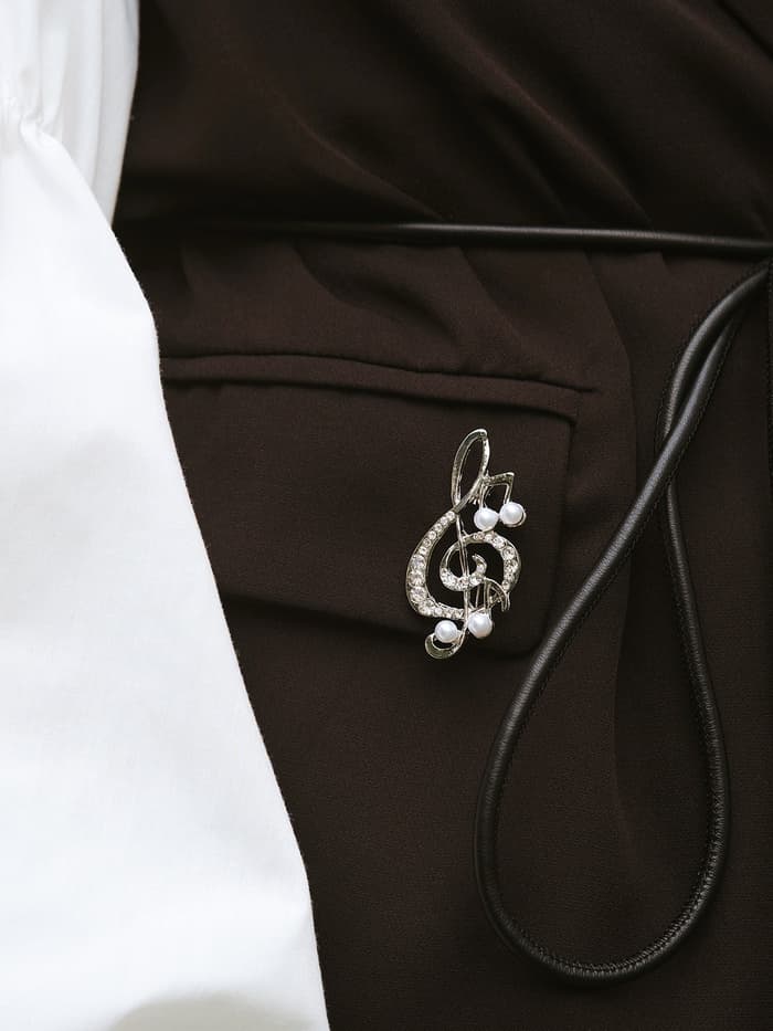 Брошь «Скрипичный ключ с жемчужными нотками», белая в серебре