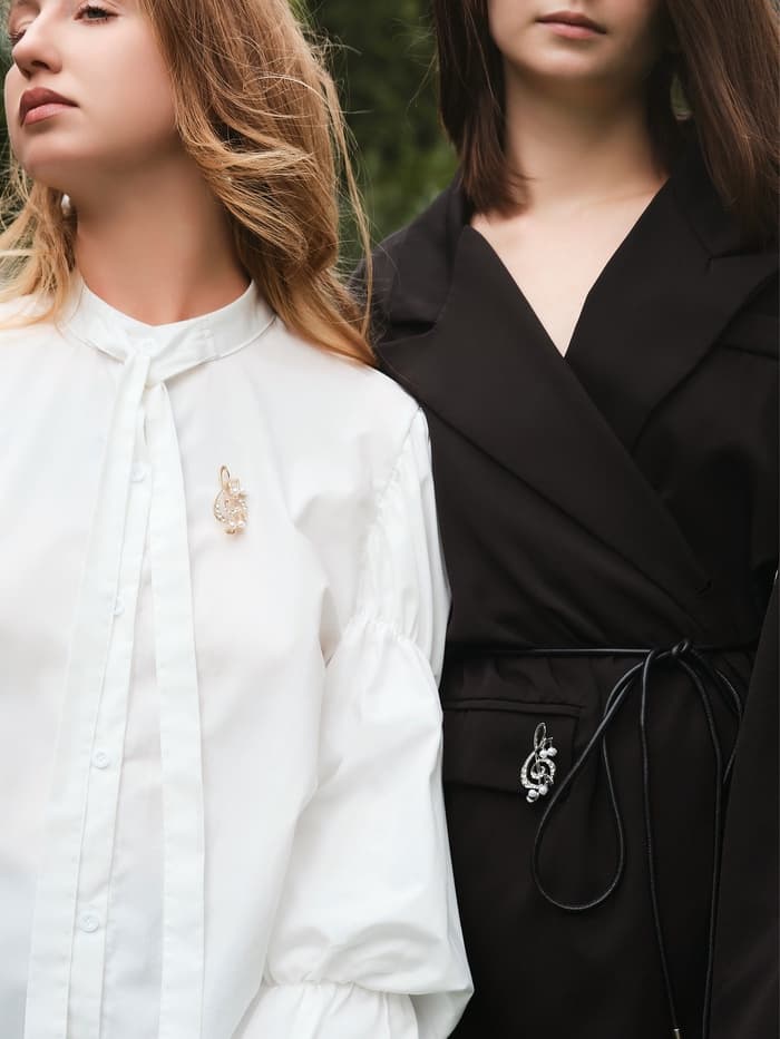 Брошь «Скрипичный ключ с жемчужными нотками», белая в серебре