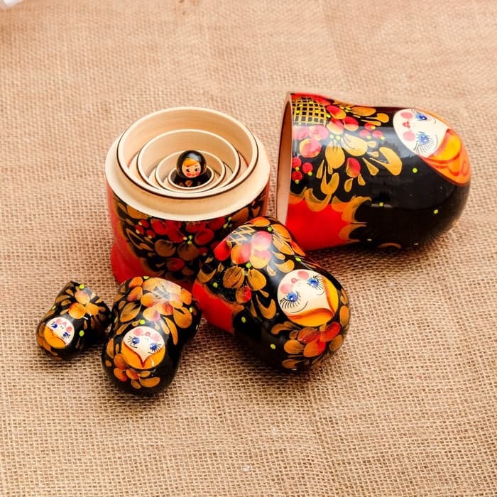 Матрёшка дерево «Рябинка», чёрный платок, 5 кукольная, 18 см