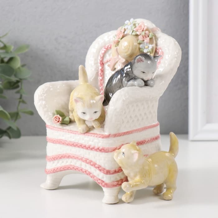 Сувенир музыкальный механический «Котята в кресле», 14×13×10.5 см