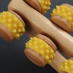 Массажёр с шипами «Гусеница», 18×6×7 см, универсальный, деревянный, с ручкой, 10 колёс, МИКС