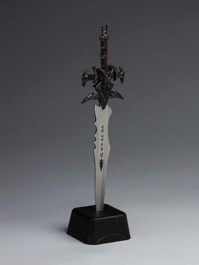 Макет оружия «Сувенирный меч на подставке. Остриё», подарочный набор, 8.5×3.5×27 см