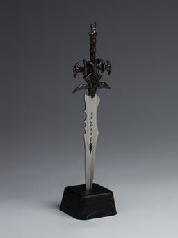 Макет оружия «Сувенирный меч на подставке. Остриё», подарочный набор, 8.5×3.5×27 см