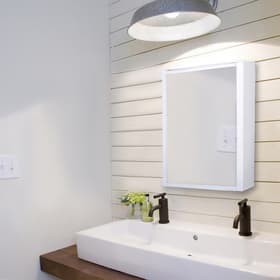 Зеркало – шкаф для ванной комнаты Hilton, 360×150×550 мм, цвет белый