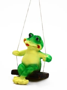 Садовая фигура из полистоуна «Лягушка на качелях», подвесная, 24×23×27 см