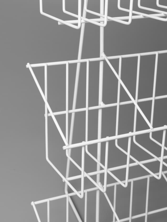 Стойка прикассовая 88.5×24×56 см, размер ячейки 12.5×12×13 см, белая