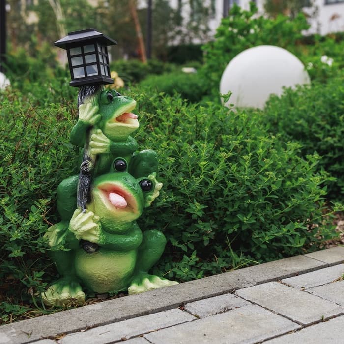 Садовая фигура - фонарь из полистоуна «Лягушата с фонарём», 24.5×19.5×57 см