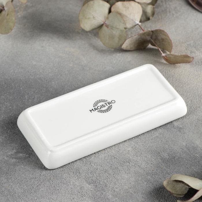 Набор для специй Magistro «Бланш», солонка 65 мл, перечница 60 мл, ёмкость для зубочисток, на подставке, фарфор, белый