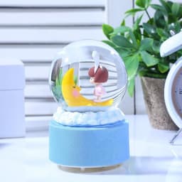 Снежный шар стеклянный «Малышка на месяце», музыкальный, световой, 12×8.5×8.5 см, МИКС