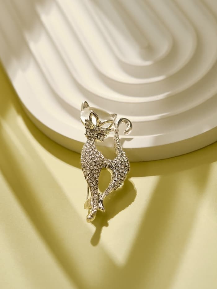 Брошь «Кошка», изящная с бантом, белая в серебре