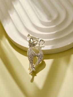 Брошь «Кошка», изящная с бантом, белая в серебре
