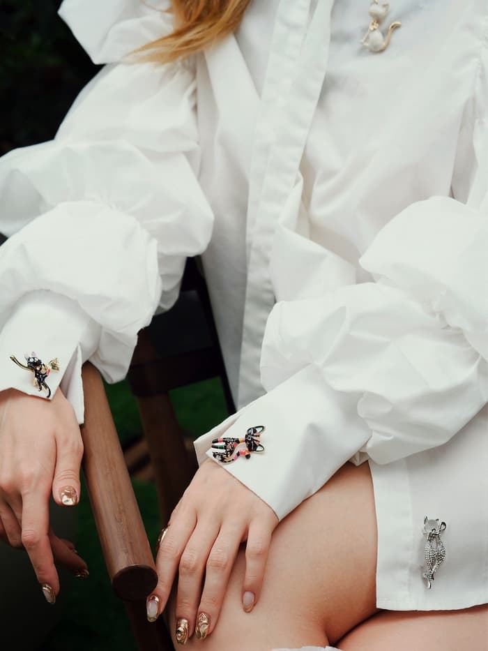 Брошь «Кошка», изящная с бантом, белая в серебре