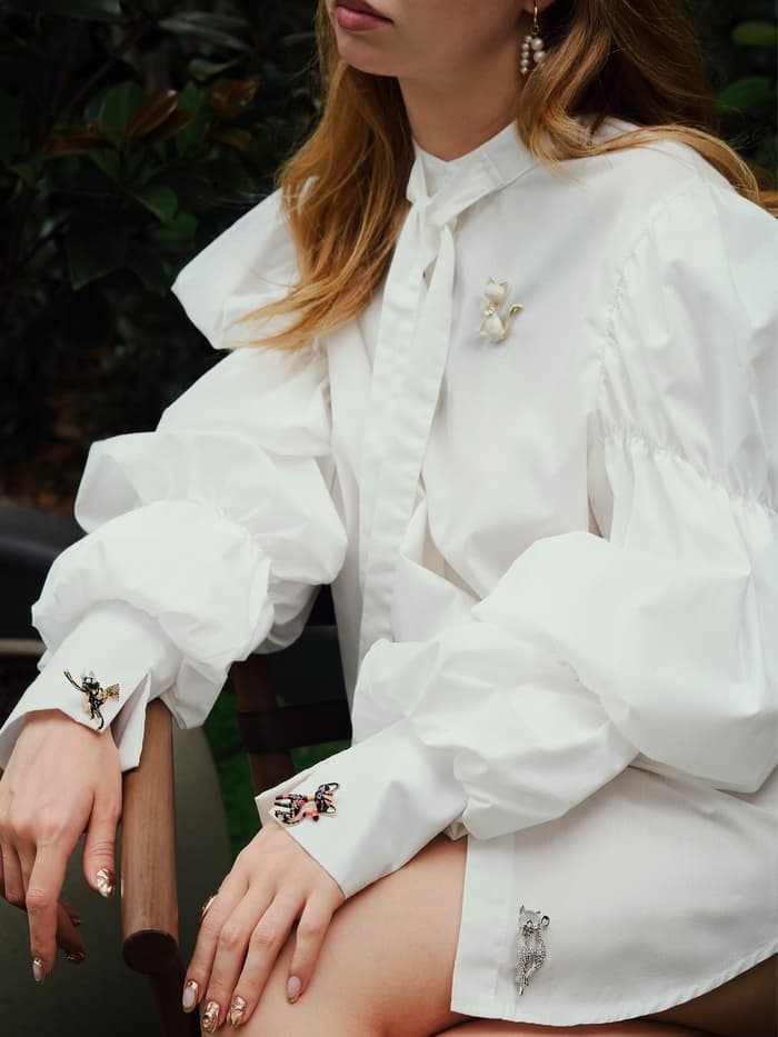 Брошь «Кошка», изящная с бантом, белая в серебре