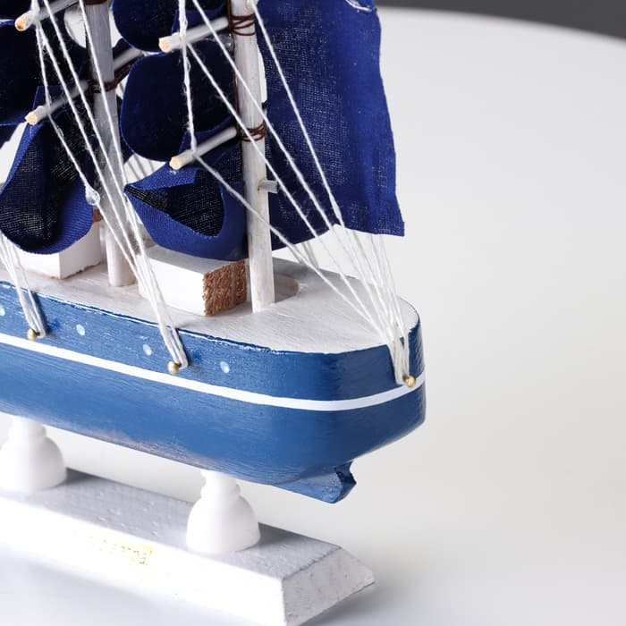 Сувенирная модель корабля «Дорита», борта синие с белой полосой, паруса синие, 23×5.5×21 см