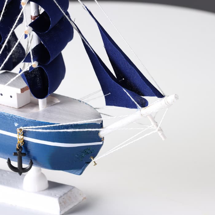 Сувенирная модель корабля «Дорита», борта синие с белой полосой, паруса синие, 23×5.5×21 см