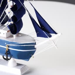 Сувенирная модель корабля «Дорита», борта синие с белой полосой, паруса синие, 23×5.5×21 см