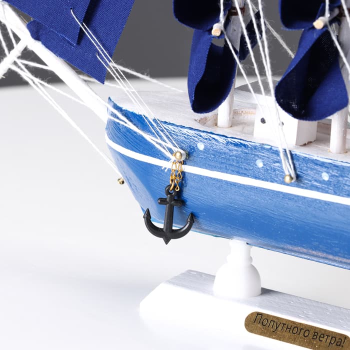 Сувенирная модель корабля «Дорита», борта синие с белой полосой, паруса синие, 23×5.5×21 см