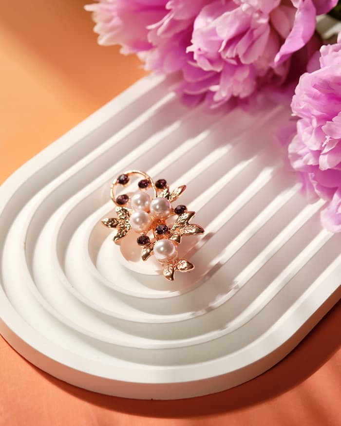 Брошь «Жемчужная ветвь», с росой, бело-фиолетовая в розовом золоте