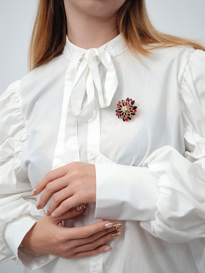 Брошь «Цветок Хризантемы», красная в золоте