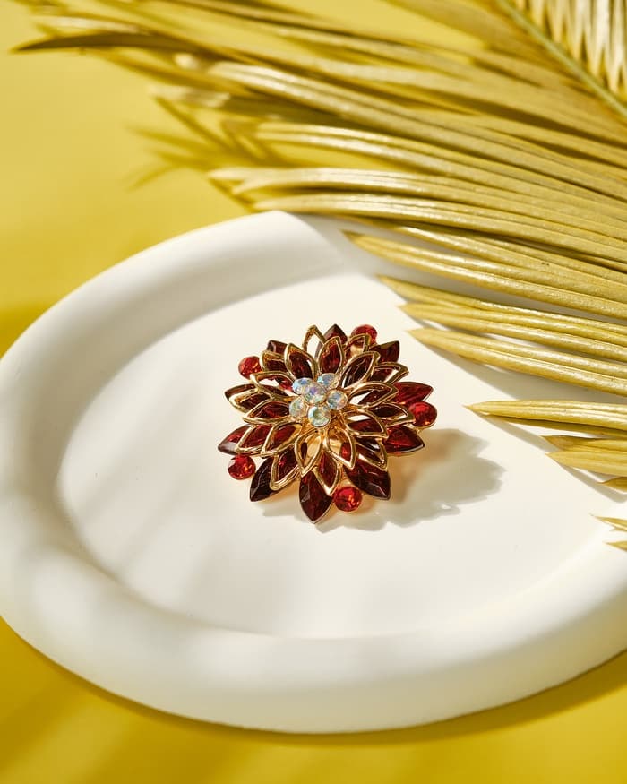 Брошь «Цветок Хризантемы», красная в золоте