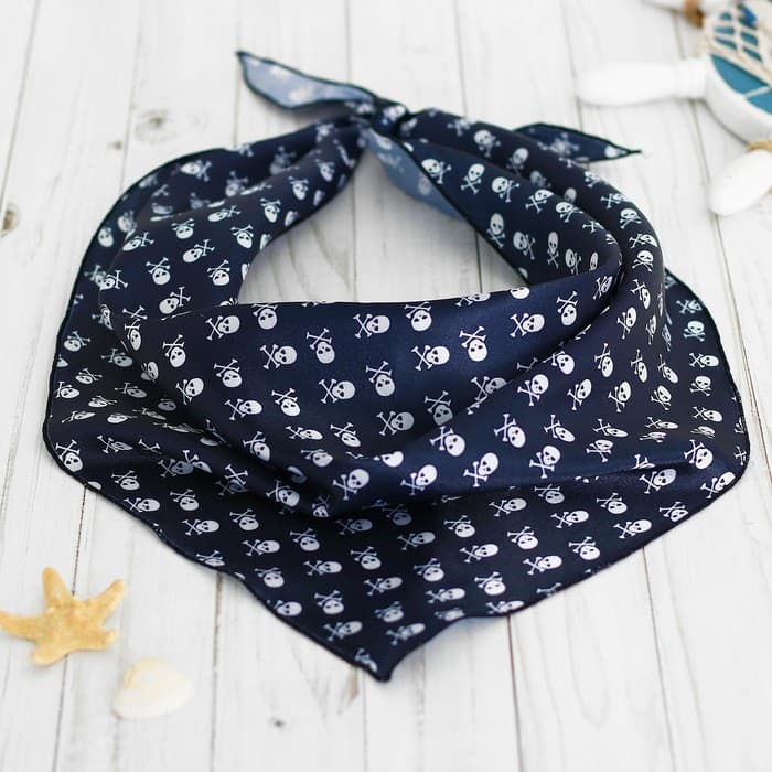 Бандана чёрная с черепами, р. 85×44 см