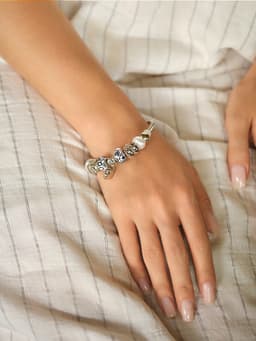 Браслет с шармами «Марджери. Сердце и жемчуг», d=6.5 см, чёрный, белый в серебре