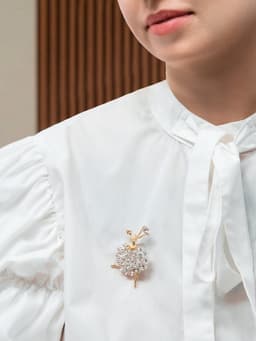 Брошь «Балерина», женственность, белая в золоте