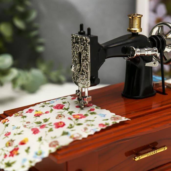 Шкатулка музыкальная механическая «Мамина швейная машинка», пластик, 9.5×18×13.5 см