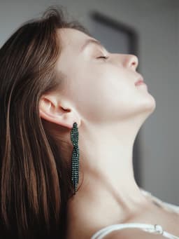 Серьги висячие со стразами «Маскарад», икс, зелёные, 9 см