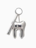 Брошь «Зуб с зеркалом», белая в серебре