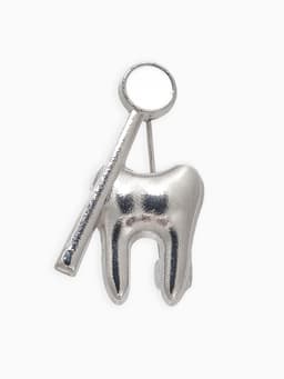 Брошь «Зуб с зеркалом», белая в серебре