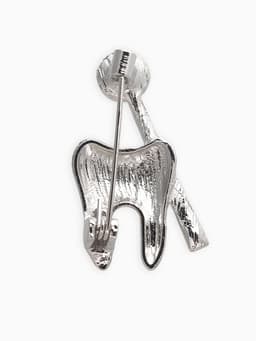 Брошь «Зуб с зеркалом», белая в серебре