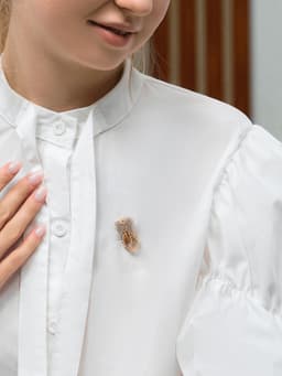 Брошь «Зуб», белая в золоте