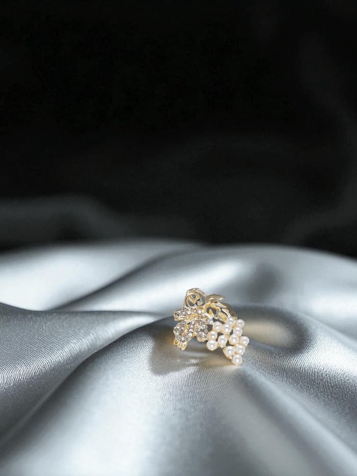 Брошь «Виноград», мини, белая в золоте