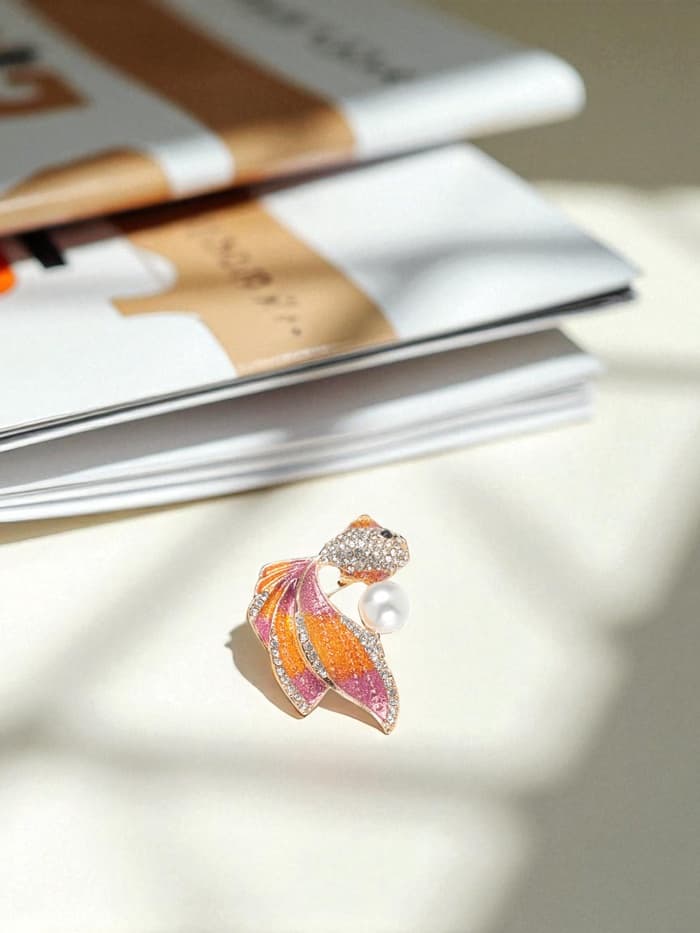 Брошь «Золотая рыбка с жемчужиной», разноцветная в золоте